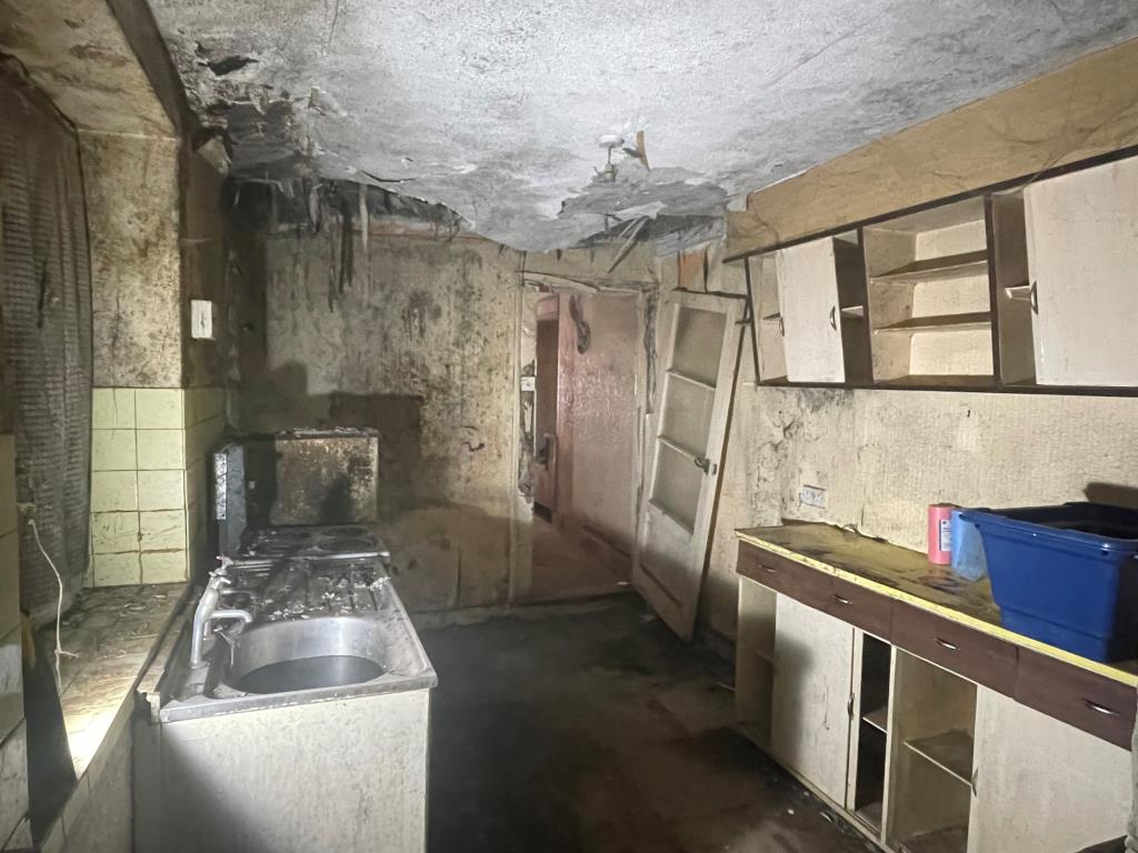 Lot: 40 - TERRACED PROPERTY FOR IMPROVEMENT - Kitchen